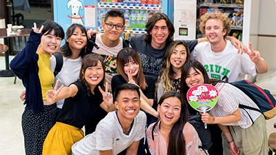 学生们和当地人在一家日本商店里聚会. 